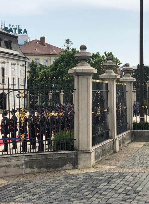 Prezident Andrej Kiska sa lúči s prezidentským palácom prehliadkou čestnej stráže