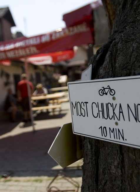 Chuck Norris_most_Bratislava_nápis_šípka_smer