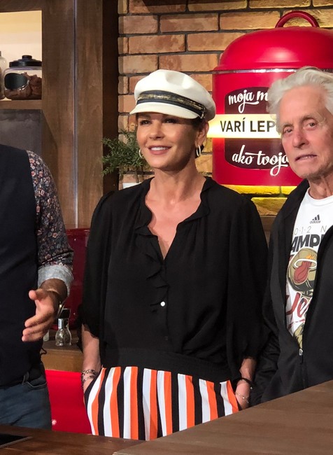 Michael Douglas a Catherine Zeta-Jones s Milanom Juniorom Zimnýkovalom v štúdiu Moja mama varí lepšie ako tvoja