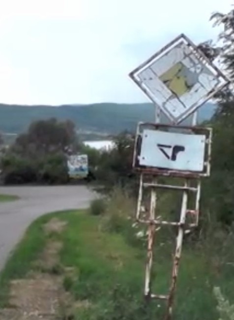 Zákaz vjazdu nakreslený na chodníku či zákaz parkovania namaľovaný na plote. Musíme takéto značky poslúchať?