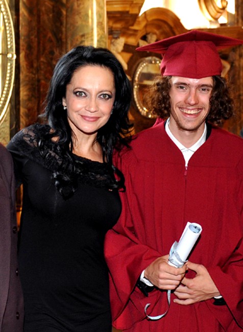 Filip, syn Lucie Bílej, zmaturoval