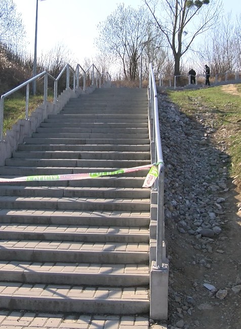 Autom po schodoch na sídlisku