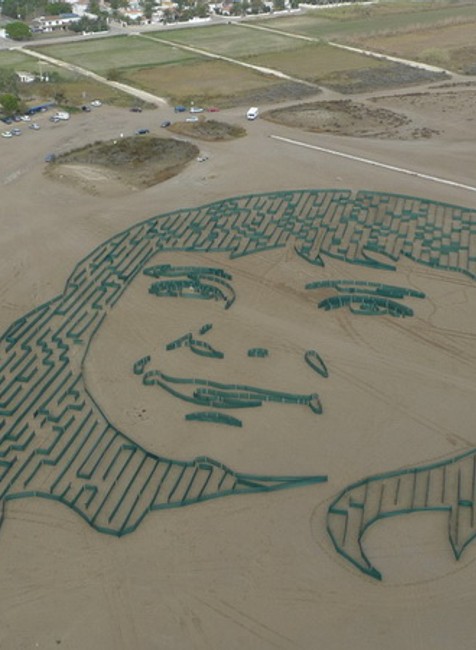 Tvár mladej ženy neďaleko španielskej Barcelony, vesmír