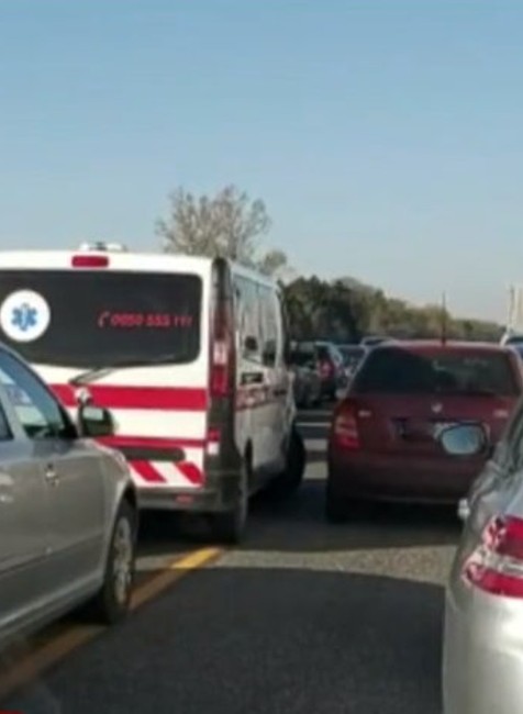 Nerešpektovanie záchranárskej uličky.