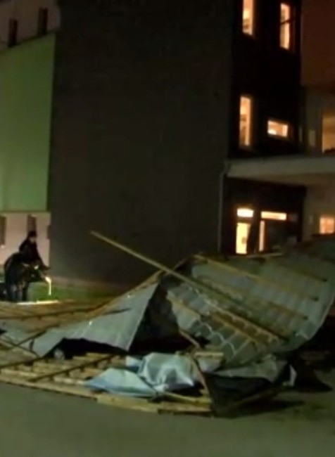 Vietor strhol strechu z bytovky v Senici