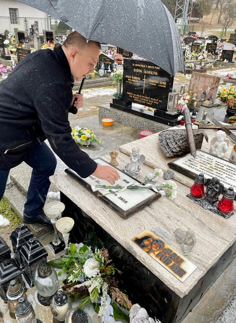 Milan Laurenčík si uctil pamiatku na cintoríne v rodnej obci Jána Kuciaka v Štiavniku