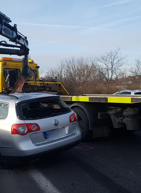 Nehoda na diaľnici D2. Kamión pritlačil auto o betónové zvodidlá