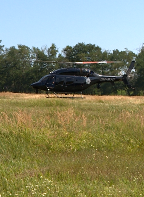 V lesoch na Záhorí objavili miestni desiatky utečencov, pátral po nich aj vrtuľník 