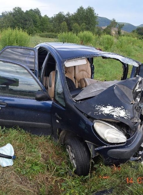 Vážna dopravná nehoda pri Jelšave. Vodiči a spolujazdec utrpeli vážne zranenia 