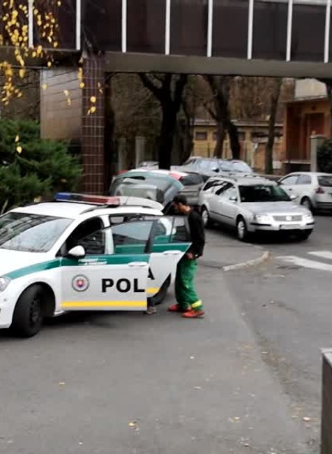 Bez vodičáku a s viac ako 3 promile havaroval.  V aute viezol aj dve malé deti1523