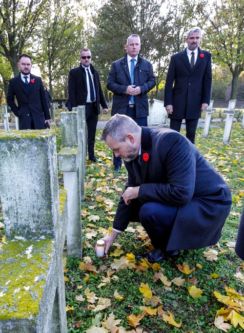 Peter Pellegrini si na vojenskom cintoríne v Petržalke