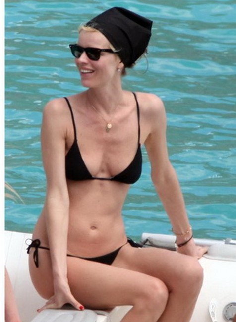 Eva Herzigová na lodi v bikinách