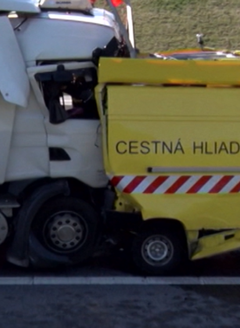 Odstavené vozidlo cestnej hliadky nabral kamión 