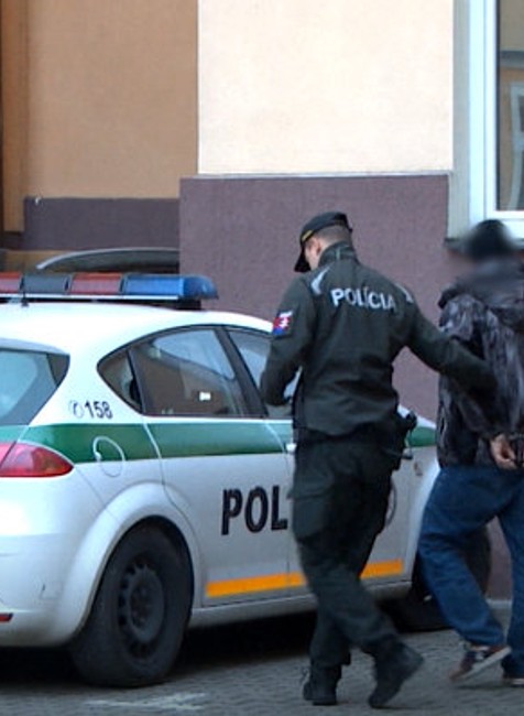 Pred sudcu sa postavil 17-krát trestaný mladík. Priateľku nahovoril na samovraždu