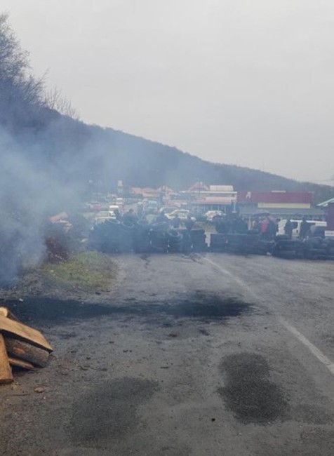 Pred ukrajinskou hranicou zablokovali cestu. Ľudia protestujú, za autá platiť nechcú