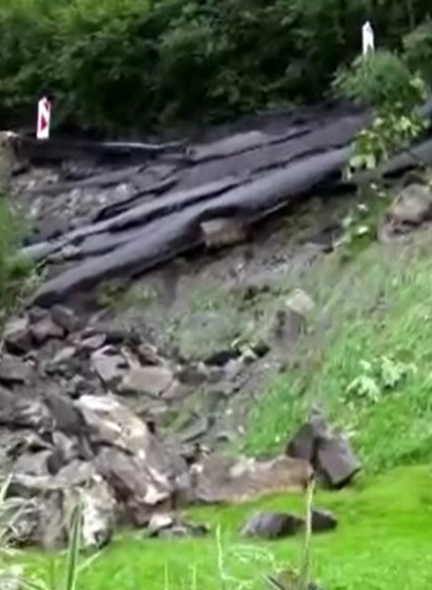 Zatarasená cesta do dediny.