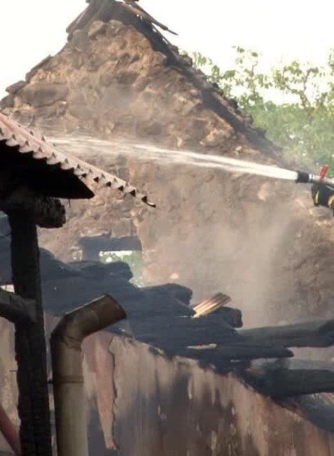 Ničivý požiar vzal rodine strechu nad hlavou. Syn netušil, čo má robiť3647