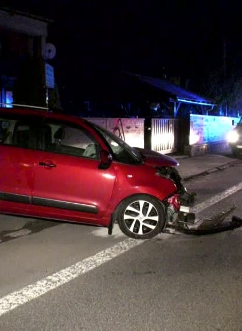 Šoféra premohla únava. Skončil v múre rodinného domu