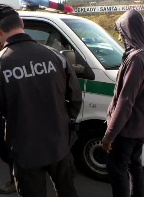 V kamióne, bez vody i jedla, našli muža a 12-ročného chlapca z Pakistanu223