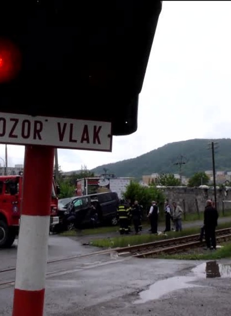 Dodávku po zrážke s vlakom odhodilo. Z chodníka zmietla mladú ženu347