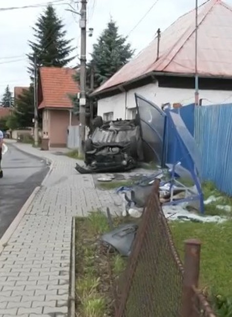 auto zdemolovalo zastávku