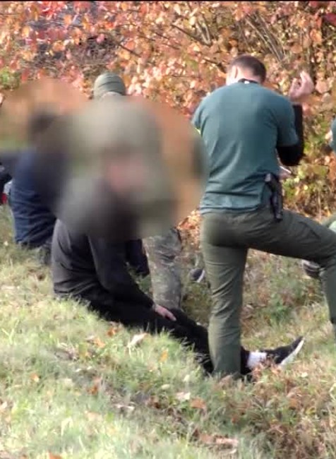 [multi] N 17 12 migrantov v osobnom aute 2272