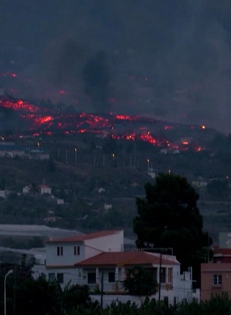Láva vyteká do mestečka.