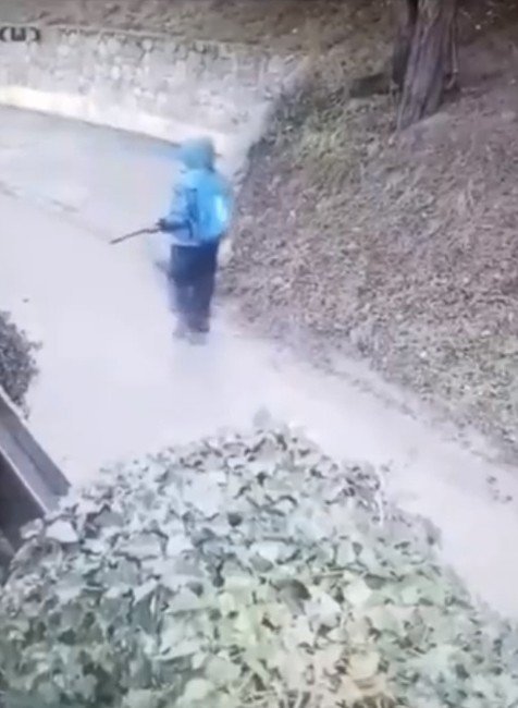 VIDEO: Neznámy muž sa prechádzal so zbraňou v ruke po Bratislave