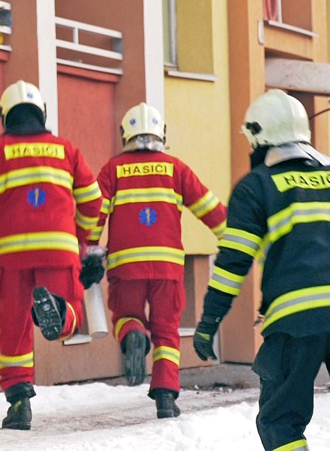 Hasiči utekajú k domu