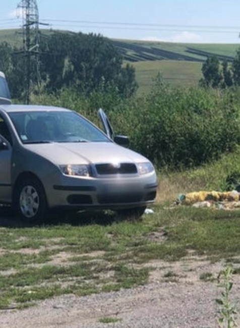 Rodina bez hanby vyhadzovala smeti rovno z auta.