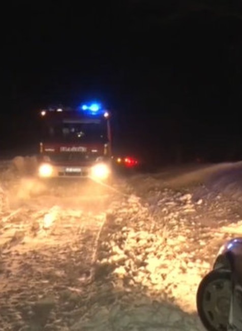 Vodiči uviazli v závejoch.