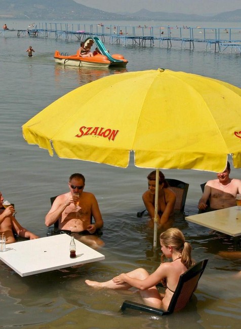 Balaton jazero ľudia sa kúpu vo vode