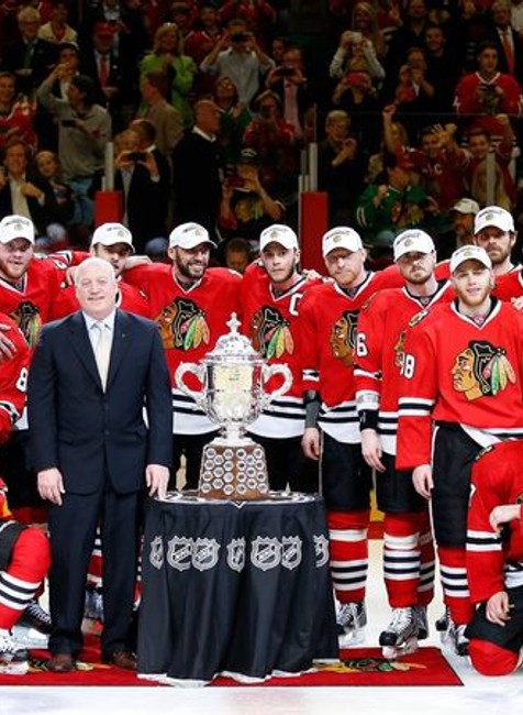 Chicago Blackhawks s trofejou Clarence S. Campbell Bowl, pre najlepší tím Západnej konferencie NHL..jpg