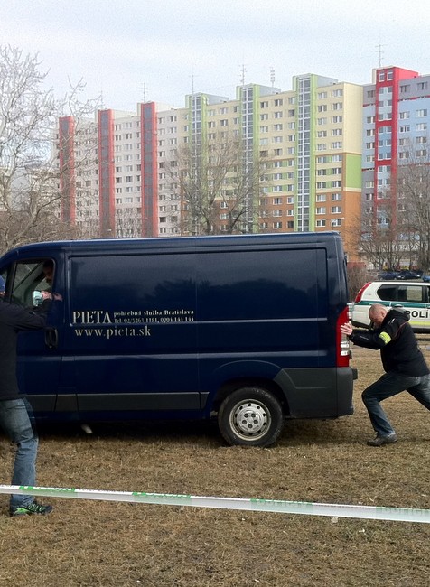 Bratislava zapadnuté pohrebné auto prepad banky samovražda