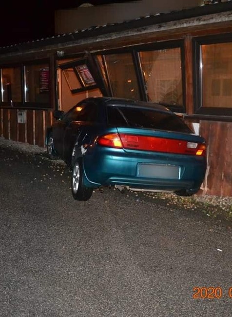 Vodič narazil do baru