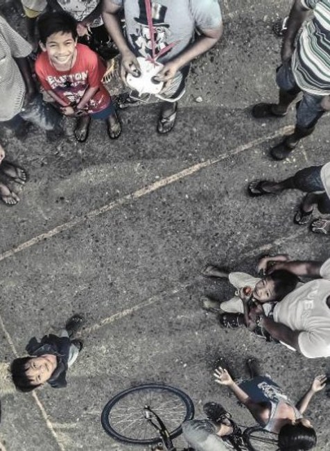 Prelet dronu nad parkom v Manile