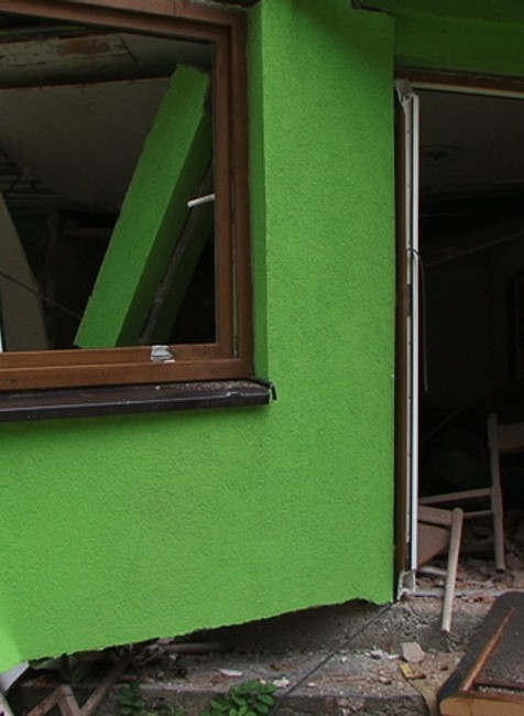 Zničená chata kandidáta na starostu7, obec Brehy