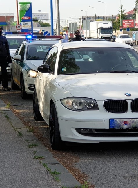 Polícia zasahuje v Bratislave. Pre podozrenie z drogovej činnosti zadržali ženu