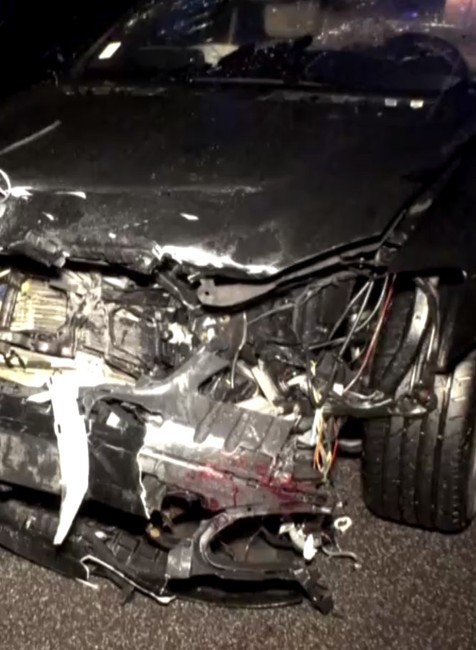 Z totálne zdemolovaného auta našťastie vyšla posádka po vlastných.