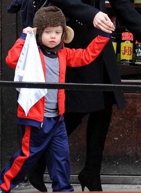 shiloh v teplakovej suprave, dcera angelina jolie a brada pitta