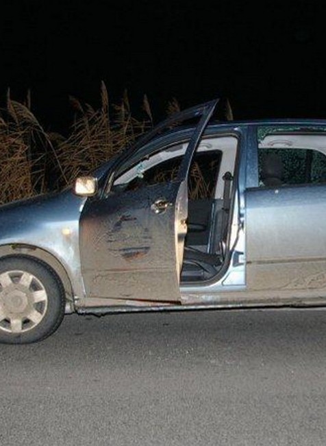 Postrieľané auto, tma, diery po gulkach1