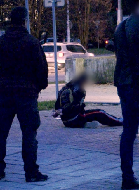 Protidrogový zásah pred očami desiatok ľudí. Medzi zadržanými skončil aj niekdajší černákovec Sklíčko