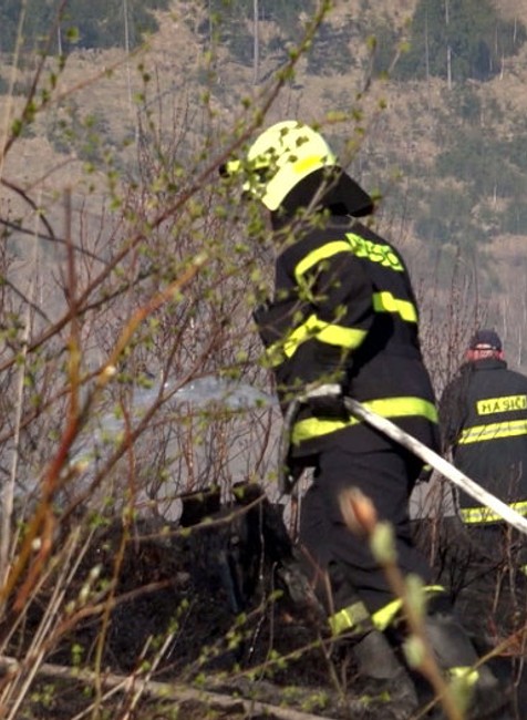 FOTO: Nad dedinou vypukol lesný požiar. Na mieste zasahovalo viac ako 30 hasičov