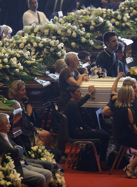 18 rodín obetí sa prišlo rozlúčiť