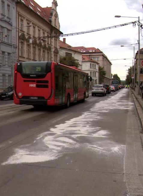 Neznáma tekutina spôsobila vodičom na Bratislavskom nábreží poriadne problémy. Poškodených skončilo až 9 áut