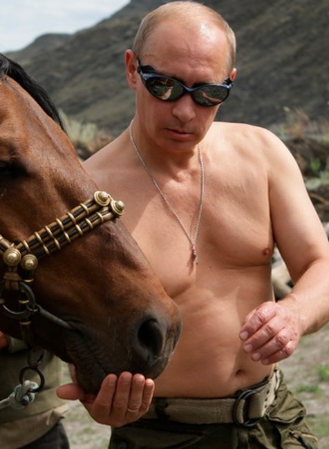 Putin nahé telo na koňovi