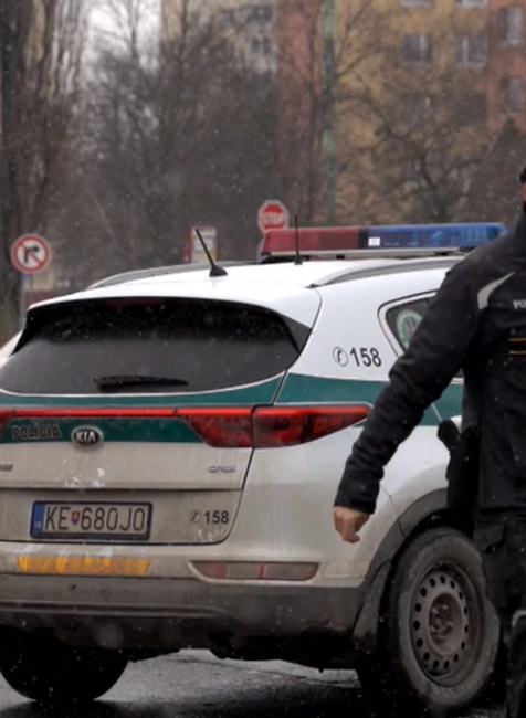 Po vážnej nehode policajnej hliadky odviezli do nemocnice policajta 