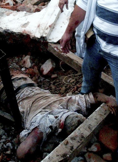 Obyvatelia čilského mesta Talca, približne 275 kilometrov južne od metropoly Santiago stoja nad mŕtvym telom muža.