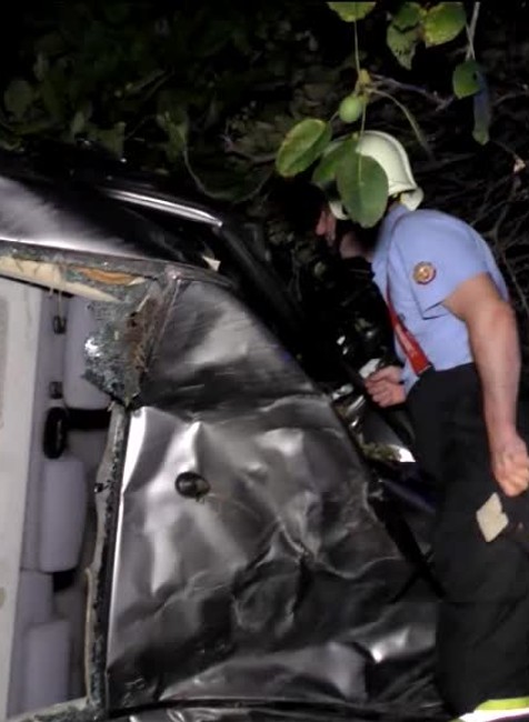 Po náraze do stromu, skončili dvaja muži v nemocnici. Hasiči si ale pri aute všimli detskú topánku