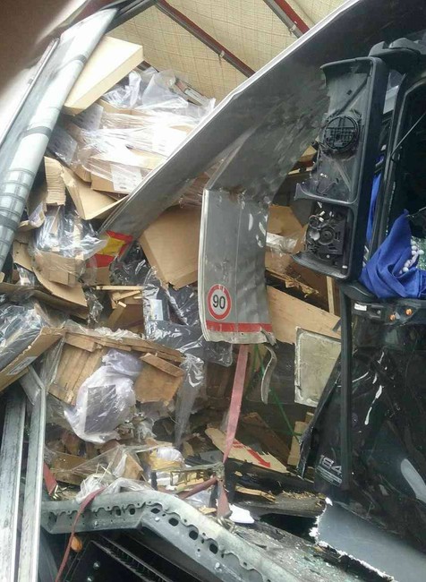 Nehoda nákladných áut na D2 